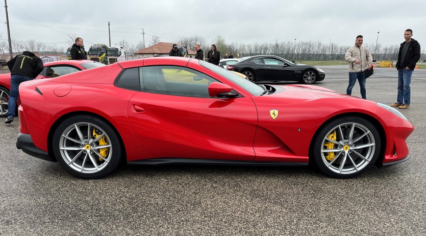 Ferrari 812 Superfast élményvezetés KakucsRing 12 kör