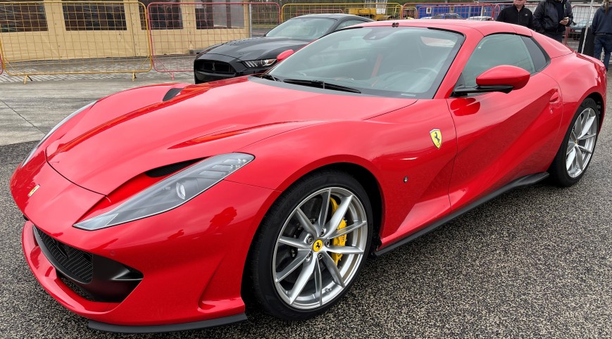 Ferrari 812 Superfast élményvezetés KakucsRing 3 kör