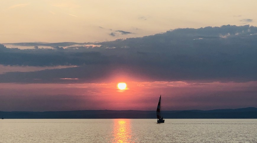 Siófoki vitorlázás a naplementében pároknak