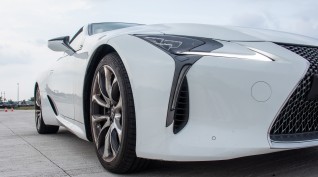 Lexus élményvezetés KakucsRing 6 kör