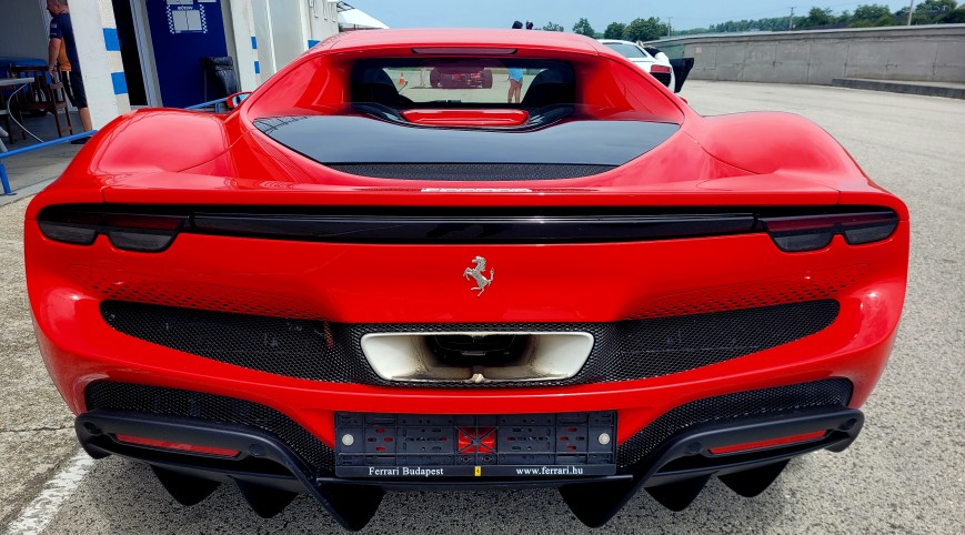 Ferrari 296 GTB élményvezetés KakucsRing 6 kör