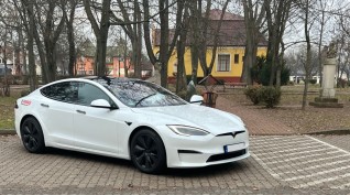 Tesla S Plaid 1020 LE élményvezetés KakucsRing 6 kör