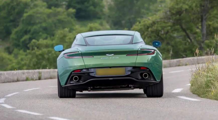 Aston Martin DB11 élményvezetés KakucsRing 12 kör