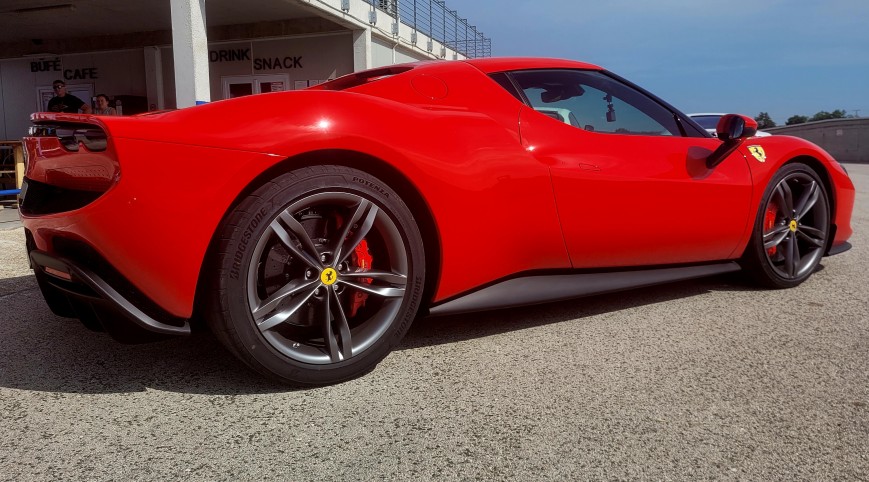 Ferrari 296 GTB élményvezetés Euroring 7 kör