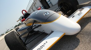Forma autó élményvezetés Renault versenyautóval 8 kör