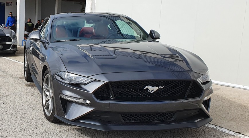 Ford Mustang GT élményvezetés KakucsRing 12 kör